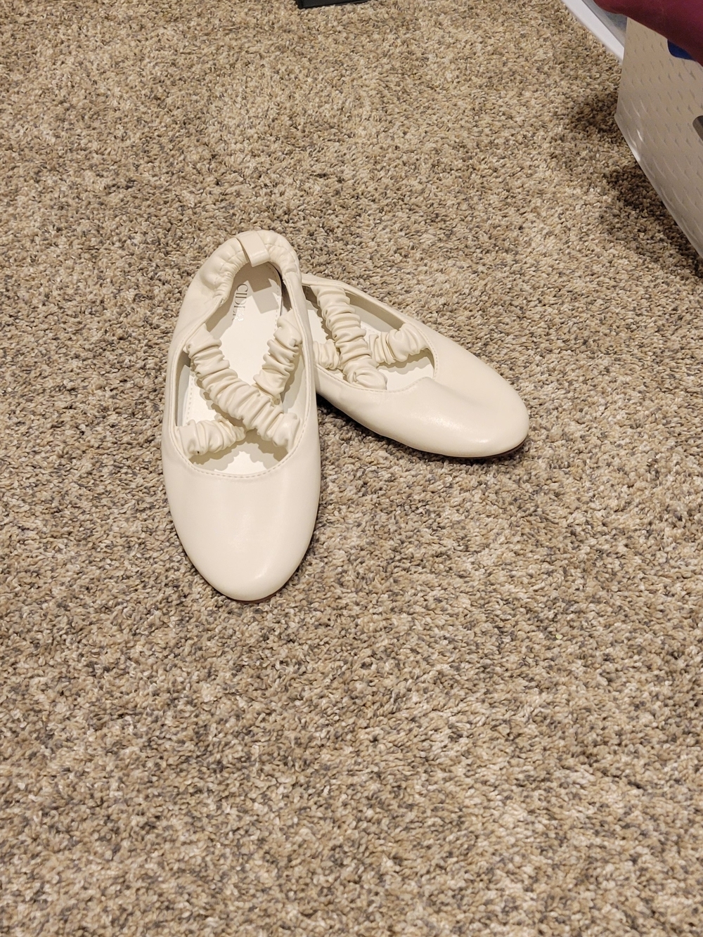 Women's Cream Ruched Strap Ballet Flats